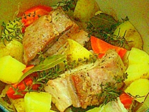 キャベツがトロトロ☆豚バラと野菜の蒸し煮